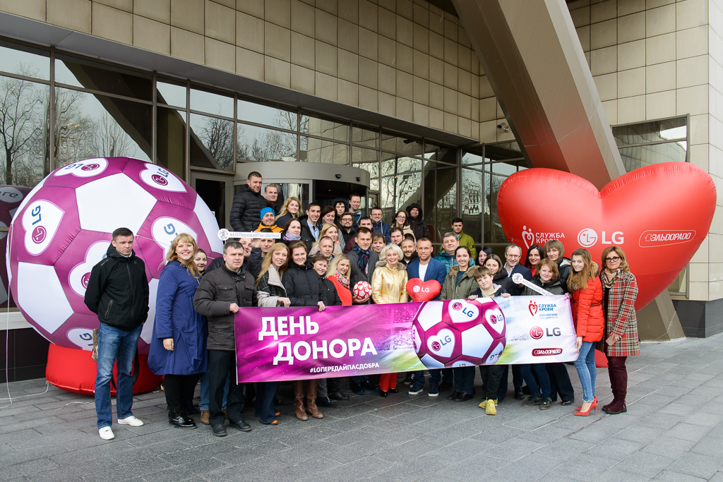 Футбольный День донора LG и «Эльдорадо» с Денисом Глушаковым и Артемом Ребровым  - фото 2