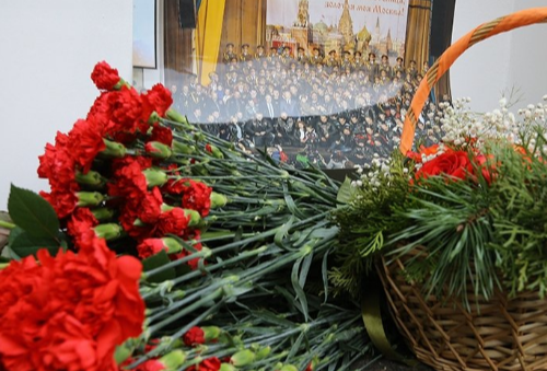  Сегодня на здании ансамбля им. Александрова в Москве повесили флаги с траурными лентами - фото 4