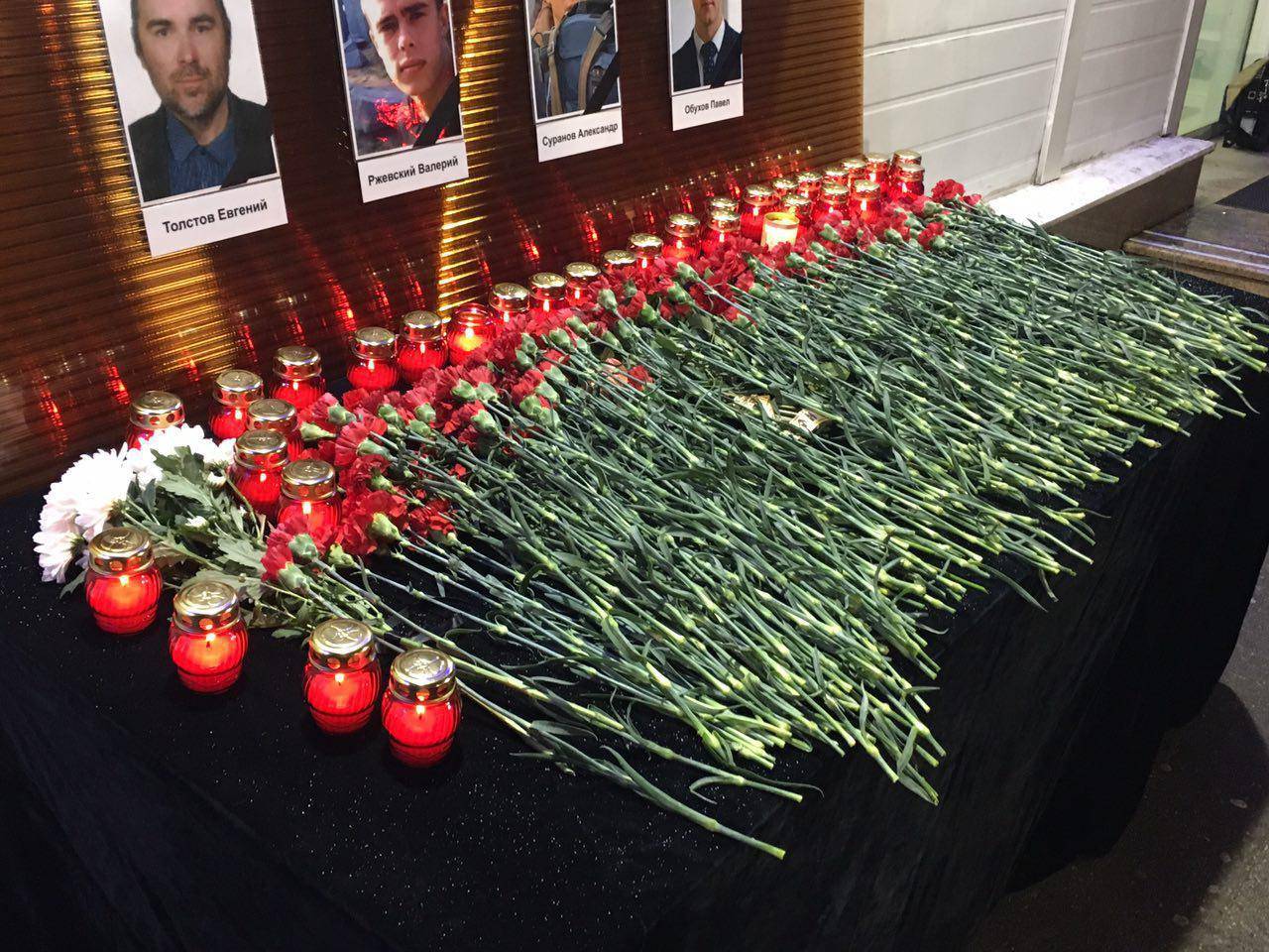  Сегодня на здании ансамбля им. Александрова в Москве повесили флаги с траурными лентами - фото 2
