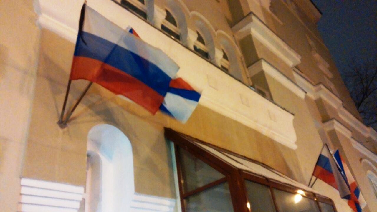 Как вешаются флаги. Траурный флаг. Траурная лента на флаге России. Траурный флаг России. Расположение флагов на здании в Москве.