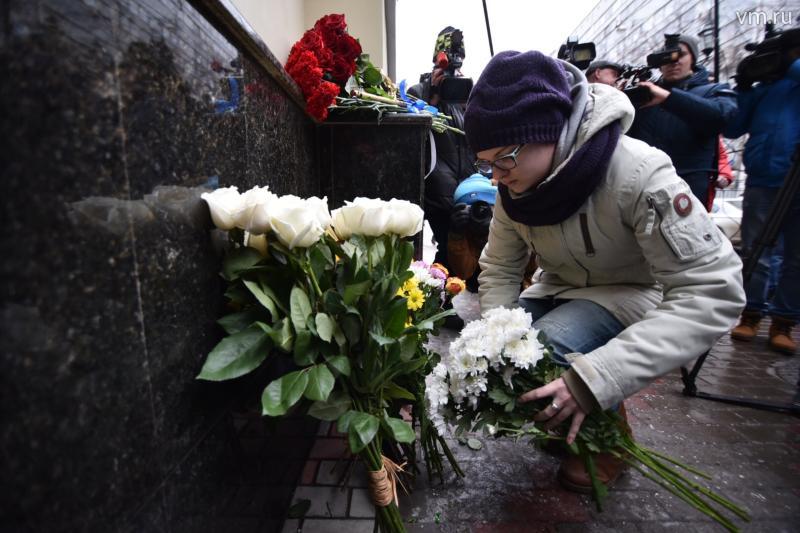  Сегодня на здании ансамбля им. Александрова в Москве повесили флаги с траурными лентами - фото 6