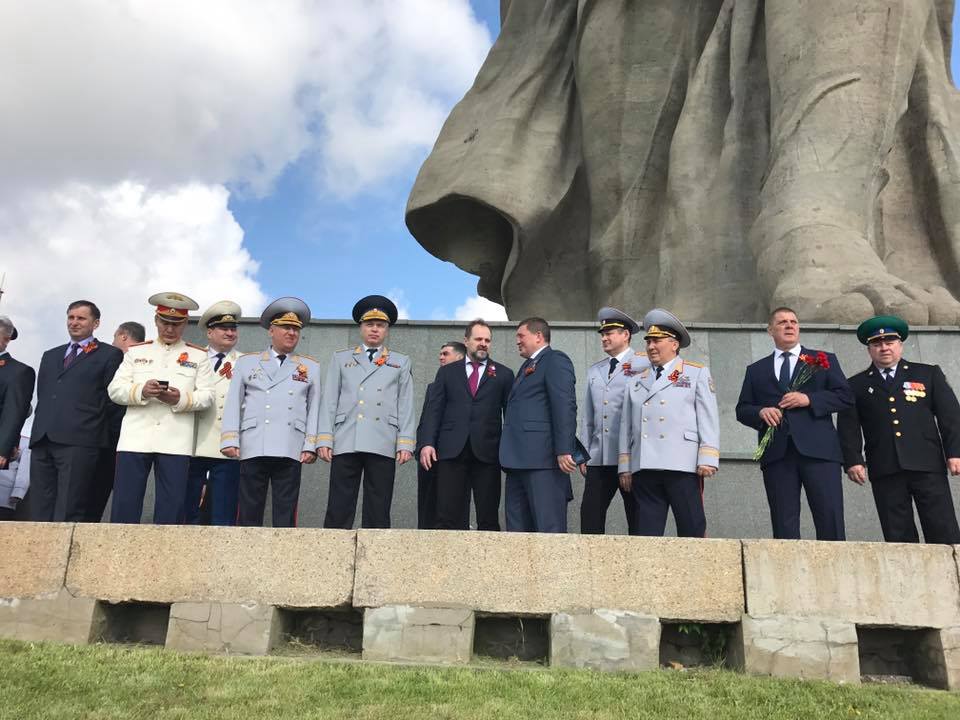 Глава Минприроды Сергей Донской, губернатор Андрей Бочаров и директор «Еврохим» Андрей Мельниченко приняли участие в праздновании Дня Победы в Волгограде - фото 2