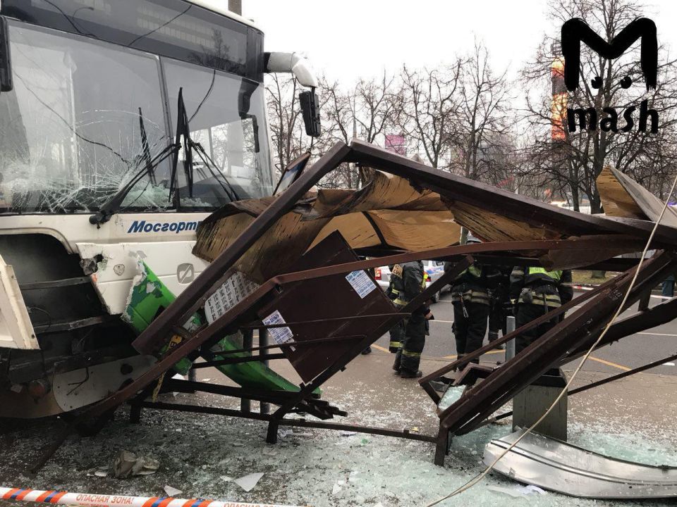 Автобус снёс московскую остановку, есть жертвы (ФОТО, ВИДЕО, СПИСОК ПОСТРАДАВШИХ) - фото 1