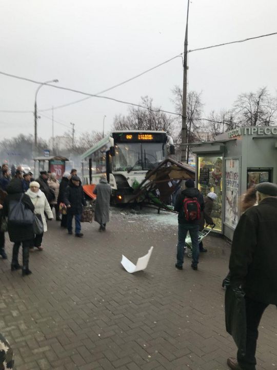 Автобус снёс московскую остановку, есть жертвы (ФОТО, ВИДЕО, СПИСОК ПОСТРАДАВШИХ) - фото 2