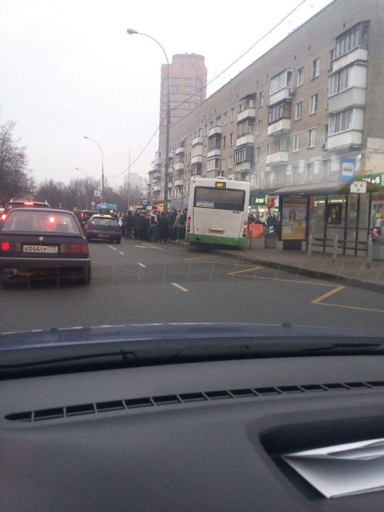 Автобус снёс московскую остановку, есть жертвы (ФОТО, ВИДЕО, СПИСОК ПОСТРАДАВШИХ) - фото 3