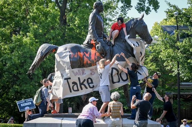 Беспорядки в городах США дошли до осквернения памятников героям Конфедерации - фото 2