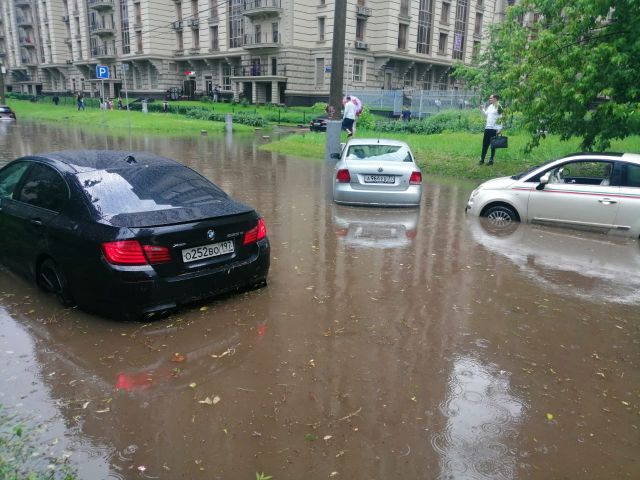 Сильнейший дождь затопил дороги и улицы в Москве - фото 5