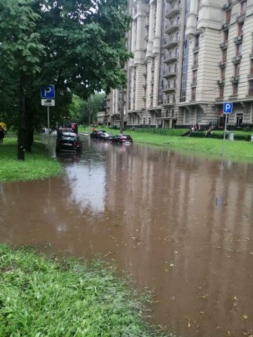 Сильнейший дождь затопил дороги и улицы в Москве - фото 6