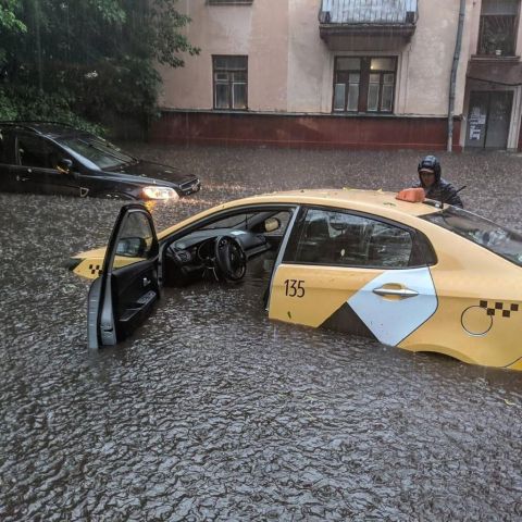Сильнейший дождь затопил дороги и улицы в Москве - фото 1