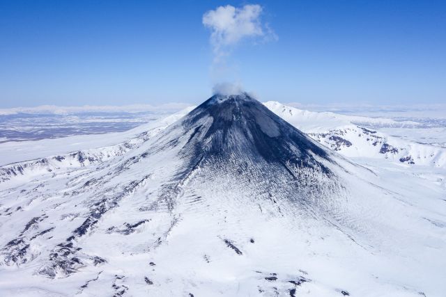 На Камчатке вулкан Ключевской выбросил пепел на высоту 7000 метров - фото 1
