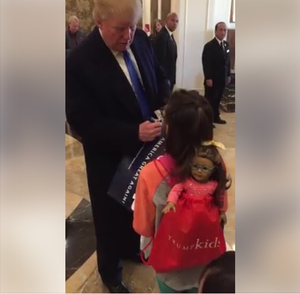 Трамп девочка, автограф и кукла  - фото 1