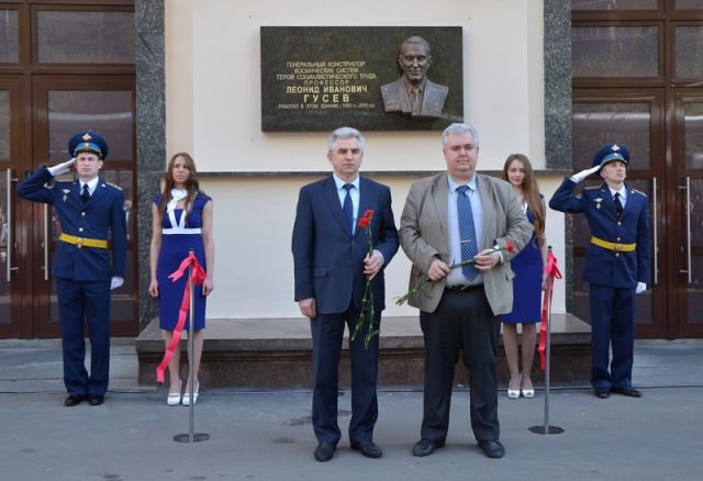 Установили мемориальную доску крупному ученому в области радиотехники  - фото 2