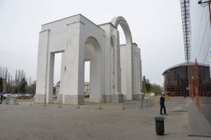 На ВДНХ началась реставрация арки Северного входа - фото 1