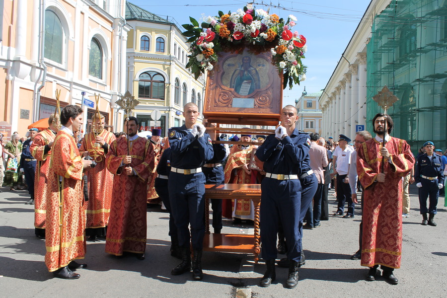 День ВДВ: Крестный ход и мордобой  в прямом эфире  - фото 1