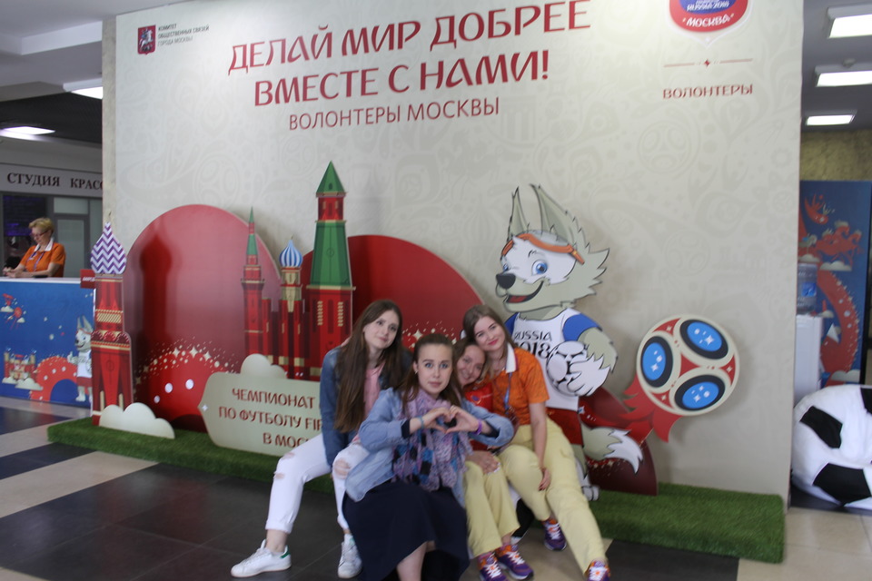 ЧМ-2018: Вежливые люди в оранжевой экипировке и с широкой улыбкой вышли на улицы Москвы   - фото 4