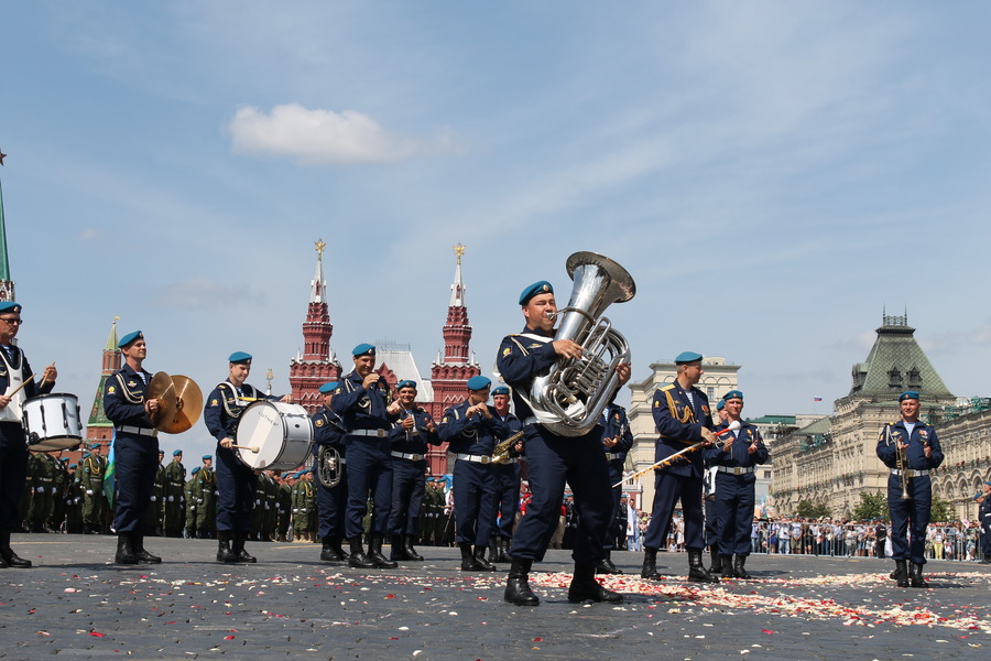День ВДВ: Крестный ход и мордобой  в прямом эфире  - фото 5