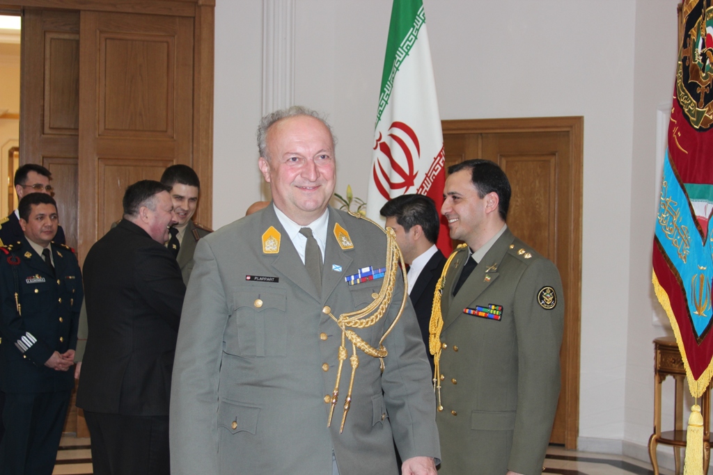  В Москве главы военных атташе поздравили иранских коллег с Днем Вооруженных сил  - фото 3