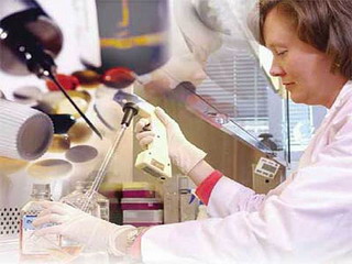  Ученые российского НИИ гриппа изобрели вакцину против вируса Эбола  - фото 1