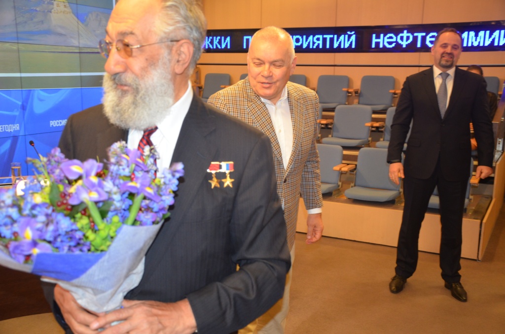  "И если ты сердцем полярник"...В МИА «Россия сегодня» отметили День полярника  - фото 12