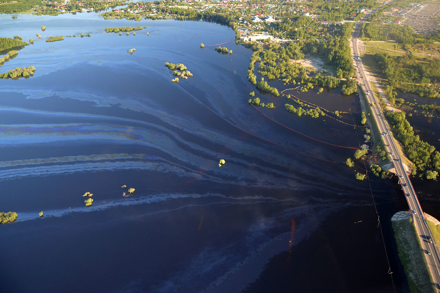  Нефтеюганск «затопило с нефтью»  - фото 1