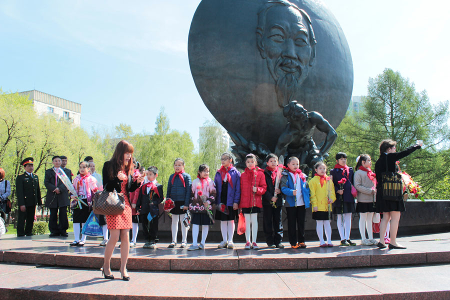 Президент Вьетнама Чыонг Тан Шанг возложил цветы к памятнику Хо Ши Мина  - фото 6