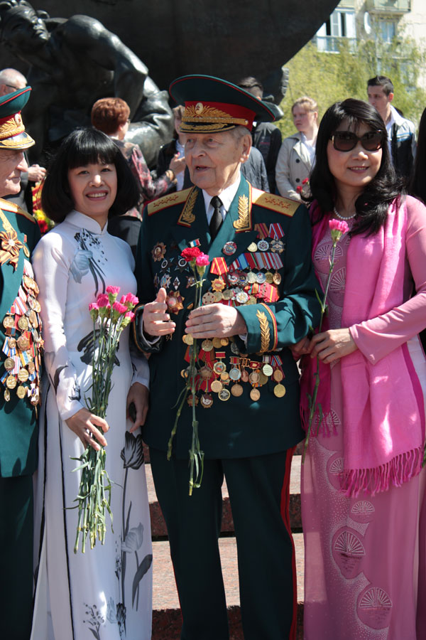 Президент Вьетнама Чыонг Тан Шанг возложил цветы к памятнику Хо Ши Мина  - фото 12