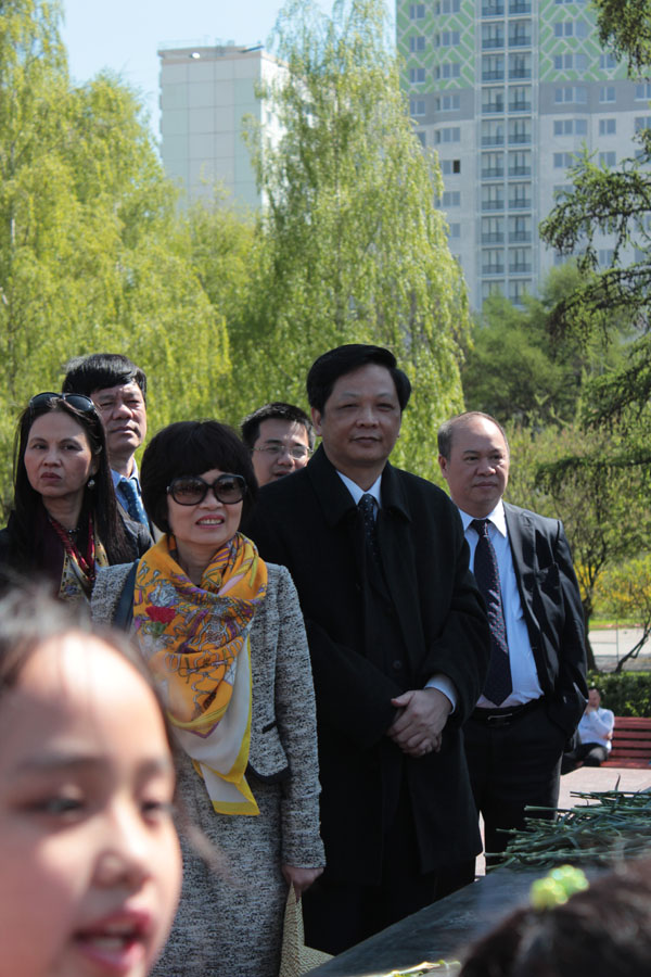 Президент Вьетнама Чыонг Тан Шанг возложил цветы к памятнику Хо Ши Мина  - фото 23
