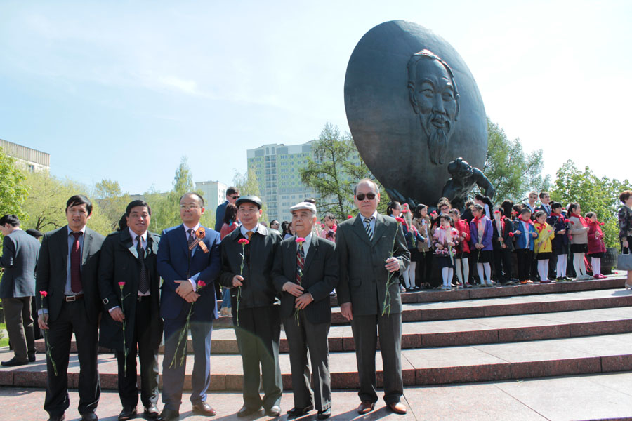 Президент Вьетнама Чыонг Тан Шанг возложил цветы к памятнику Хо Ши Мина  - фото 24