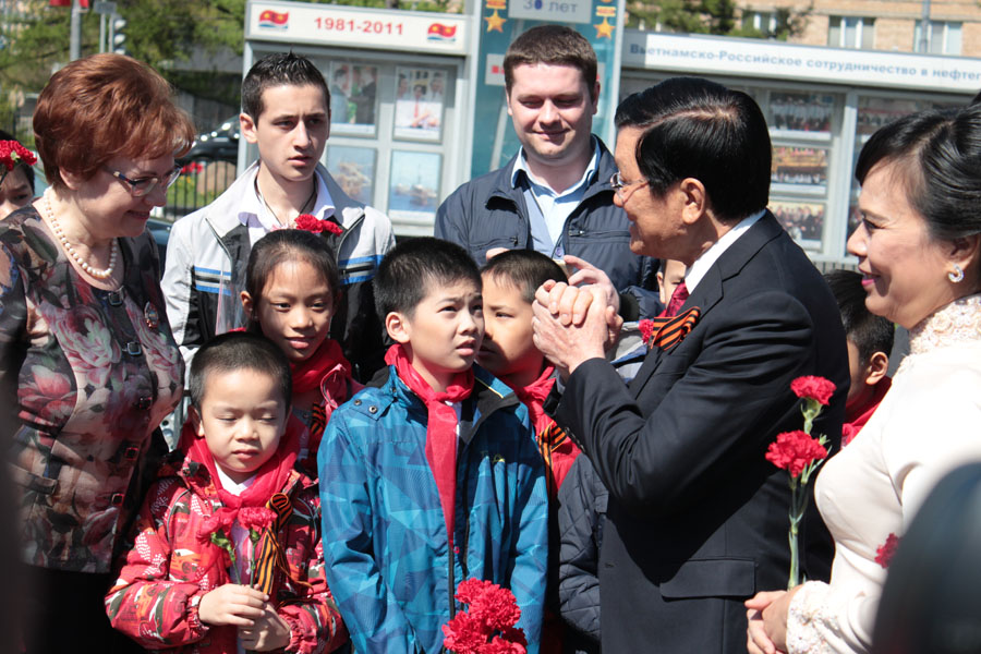 Президент Вьетнама Чыонг Тан Шанг возложил цветы к памятнику Хо Ши Мина  - фото 34