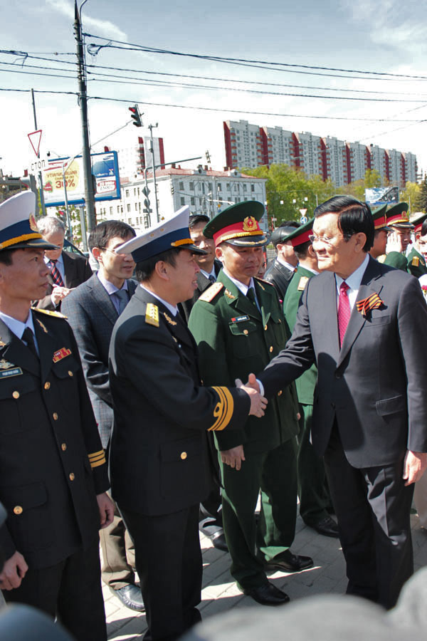 Президент Вьетнама Чыонг Тан Шанг возложил цветы к памятнику Хо Ши Мина  - фото 35