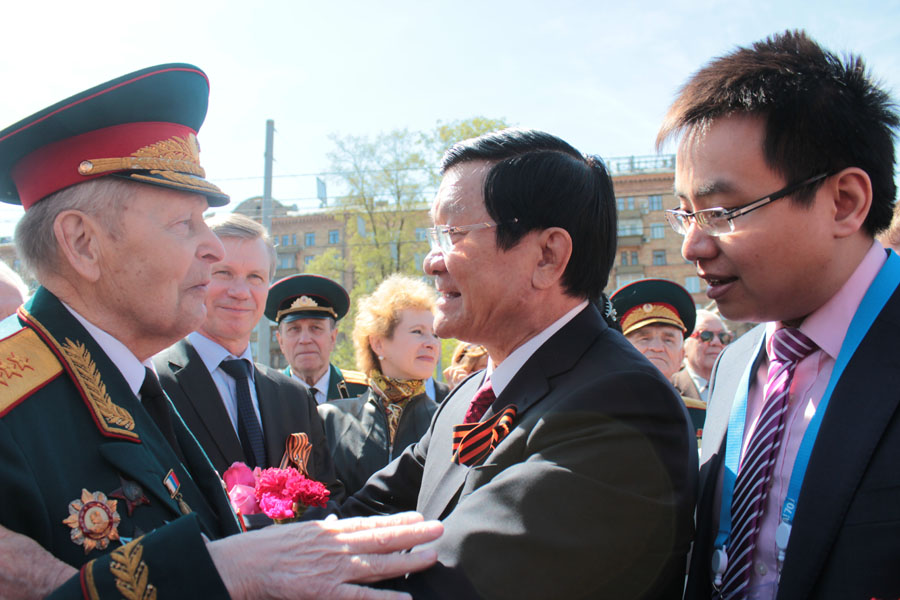 Президент Вьетнама Чыонг Тан Шанг возложил цветы к памятнику Хо Ши Мина  - фото 36