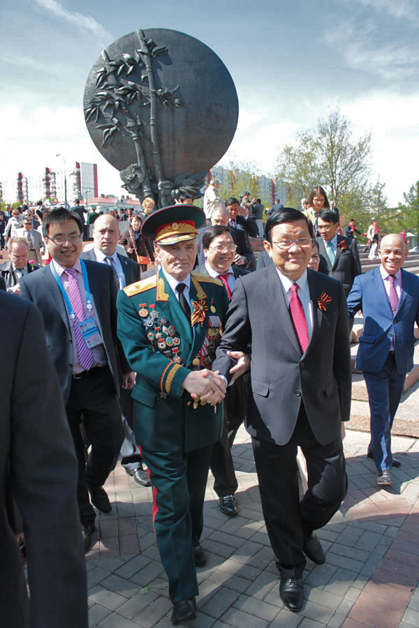 Президент Вьетнама Чыонг Тан Шанг возложил цветы к памятнику Хо Ши Мина  - фото 37