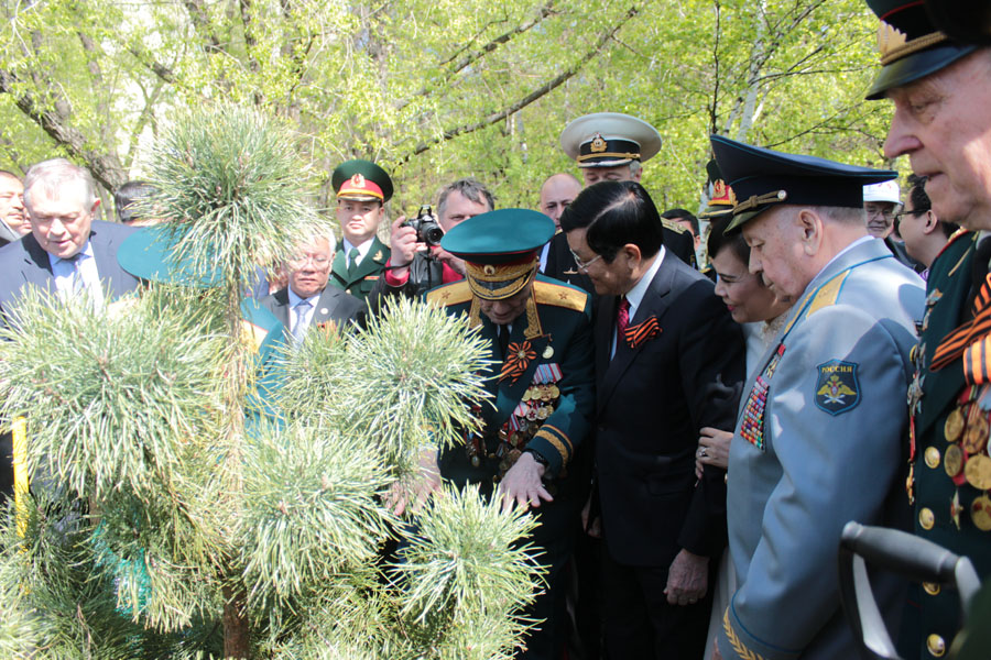 Президент Вьетнама Чыонг Тан Шанг возложил цветы к памятнику Хо Ши Мина  - фото 42