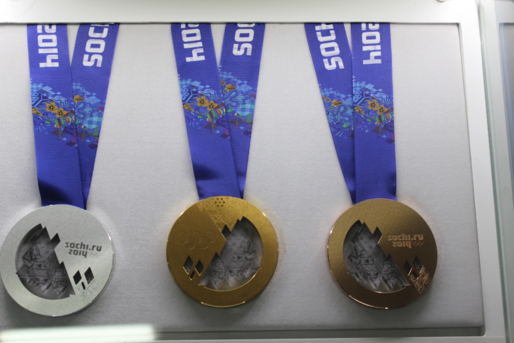 Медали Зимней Олимпиады и Олимпийские факелы Олимпиад разных лет(Фото) - фото 2