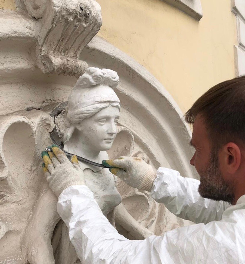 Реставраторы спасли барельефы в Сверчковом переулке - фото 1