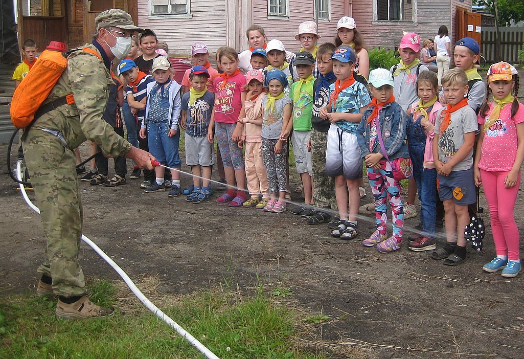 Школьники из Солигалича Костромской области знакомятся с оборудованием для тушения лесных пожаров - фото 1