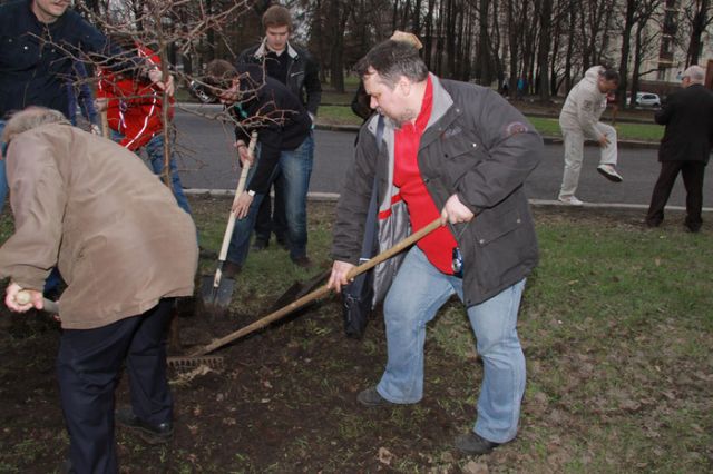 Виктор Садовничий разбил яблоневый сад у МГУ. В рамках акции «День Земли»  - фото 10