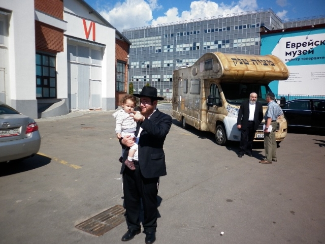 Берл Лазар отправил по стране мобильные синагоги (Фото) - фото 13